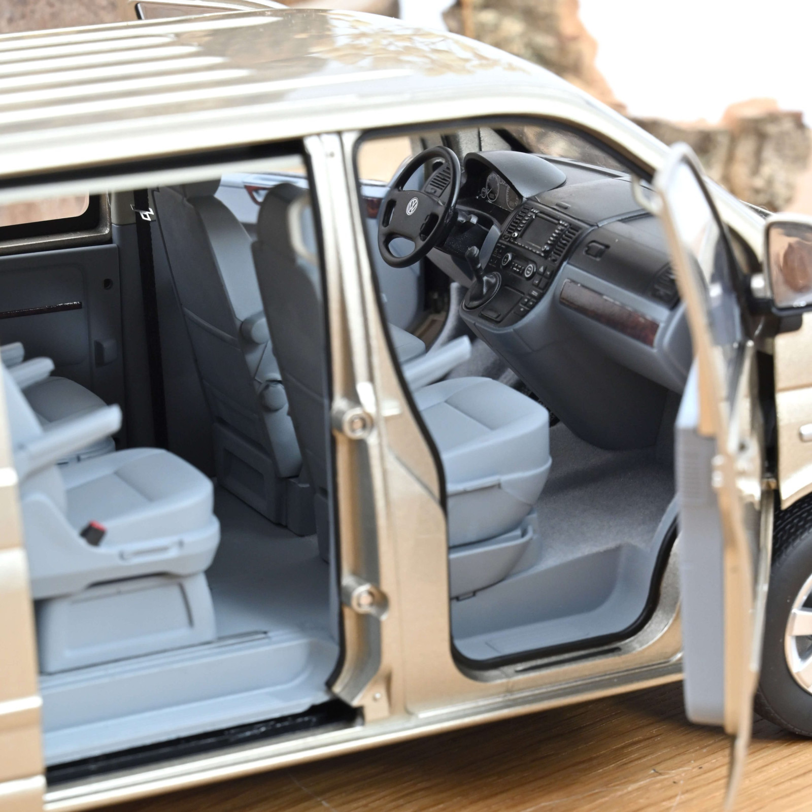 VW T5 Multivan  Wheat - Beige Metallic - 2003