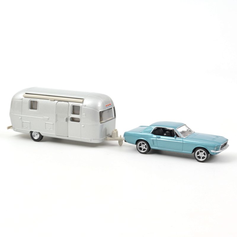 Ford Mustang 1968 Blue metallic and Airstream Caravan