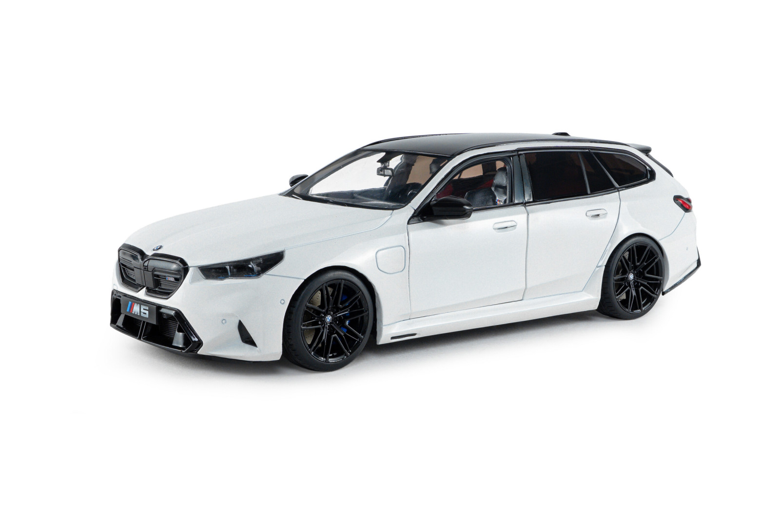 BMW M5 Touring – Alpine White Solid – 2025